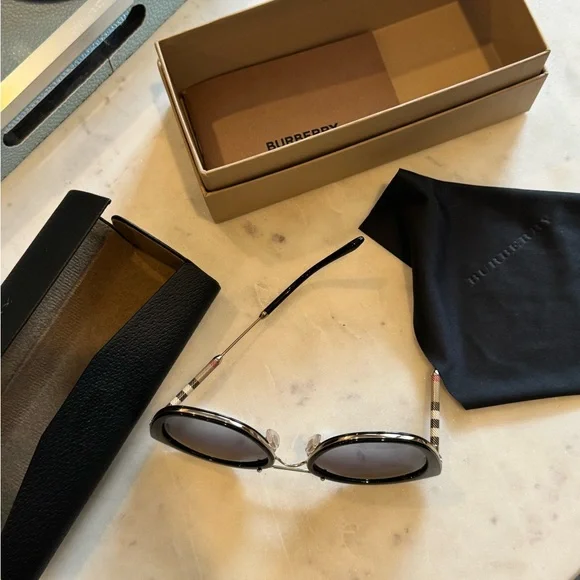 Burberry Black Sunglasses - Picture 4 of 10